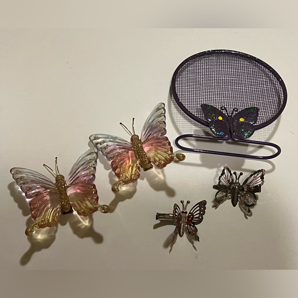 LOT OF BUTTERFLY THEMED ITEMS.